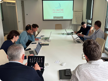 Grande salle de réunion aménagée